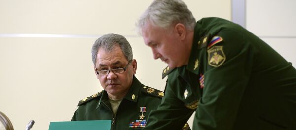 Министар одбране Русије Сергеј Шојгу и начелник главне оперативне управе генералштаба Русије Андреј Картаполов - Sputnik Србија