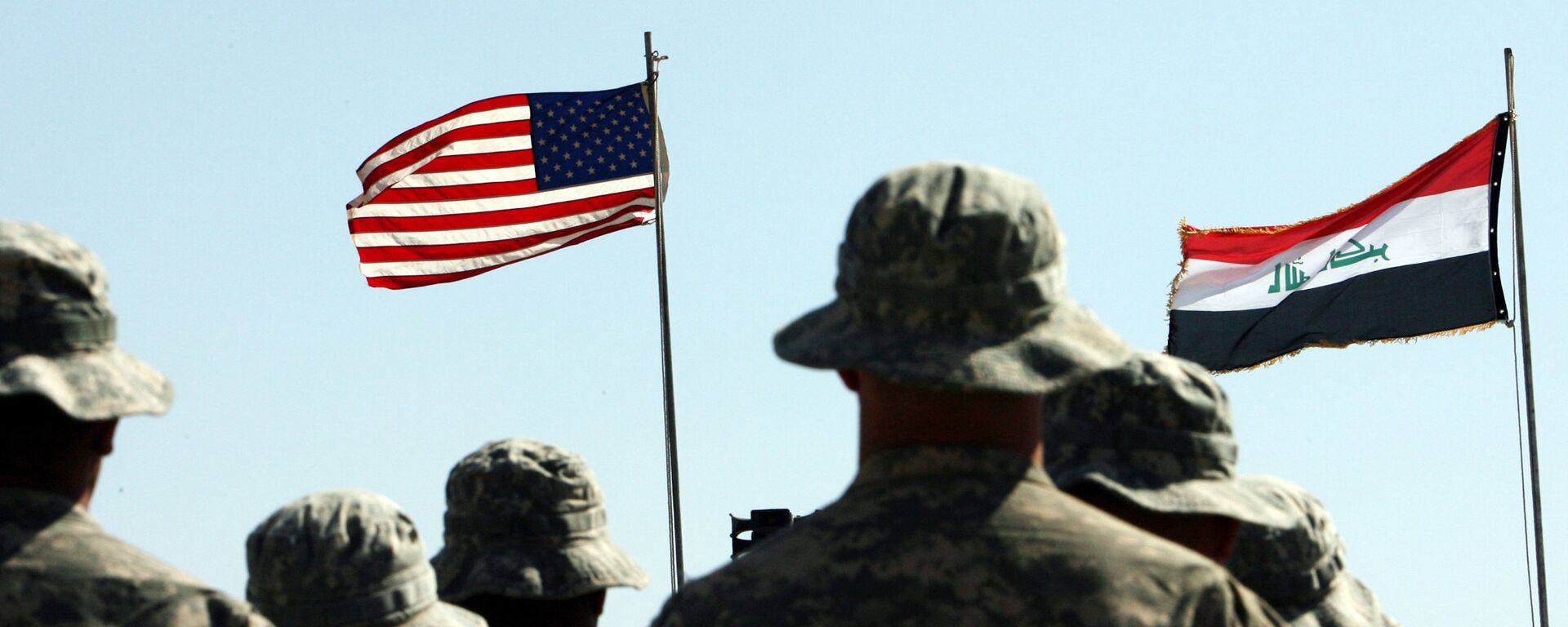 Američki vojnici stoje u stavu mirno ispred američkih i iračkih (D) zastavama tokom ceremonije primopredaje u blizini iračkog grada Havija - Sputnik Srbija, 1920, 05.02.2023