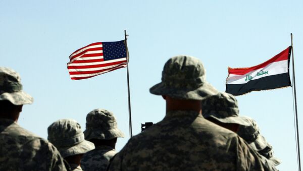 Амерички војници стоје у ставу мирно испред америчких и ирачких (Д) заставама током церемоније примопредаје у близини ирачког града Хавија - Sputnik Србија