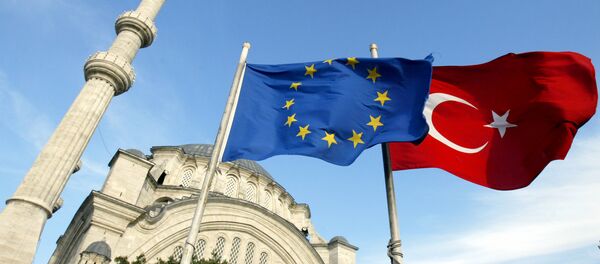 Заставе Турске и Европске уније се виде испред џамије у Истанбулу, Турска Заставе Турске и Европске уније се виде испред џамије у Истанбулу, Турска - Sputnik Србија