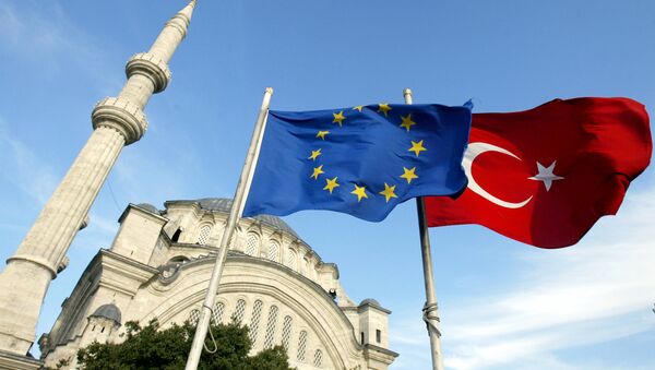 Заставе Турске и Европске уније се виде испред џамије у Истанбулу, Турска - Sputnik Србија