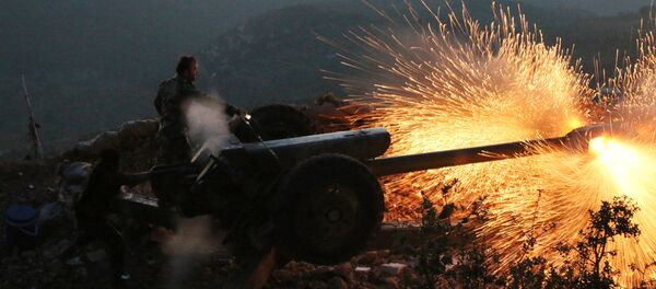 Сиријска војска пуца из топа у Латакија провинцији, око 12 км од границе са Турском у Сирији - Sputnik Србија