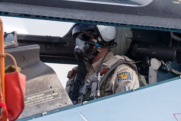 Пилот у кабини авиона Су-30СМ „фланкер икс“ пред полазак у мисију. - Sputnik Србија