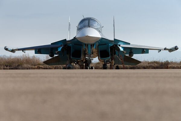 Руски војни авион Су-34 у ваздухопловној бази Хмејмим у близини Латакије. - Sputnik Србија