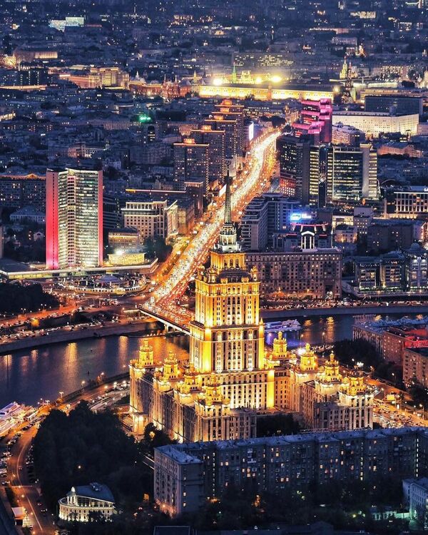 Pogled na Moskvu u noći sa nebodera „Kula Federacije“ - Sputnik Srbija
