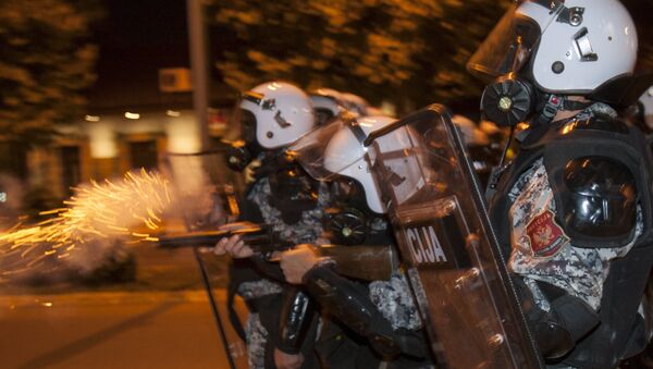 Policija ispaljuje suzavac na demonstrante u Podgorici - Sputnik Srbija