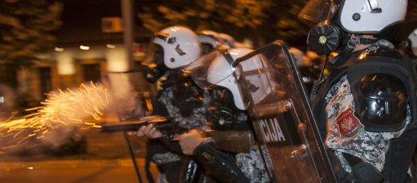 Policija ispaljuje suzavac na demonstrante u Podgorici - Sputnik Srbija