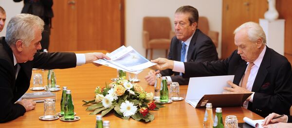 Томислав Николић (2Л) састао се данас у Палати Србија са бившим генералним директором Унеска Федериком Мајором Сарагосом (3Д) и почасним председником Европског центра за мир и развој Робертом Савиом - Sputnik Србија