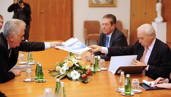 Tomislav Nikolić (2L) sastao se danas u Palati Srbija sa bivšim generalnim direktorom Uneska Federikom Majorom Saragosom (3D) i počasnim predsednikom Evropskog centra za mir i razvoj Robertom Saviom - Sputnik Srbija