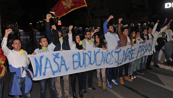 Građani Crne Gore ispred policijskog kordona u Podgorici 24.10.2015. godine - Sputnik Srbija