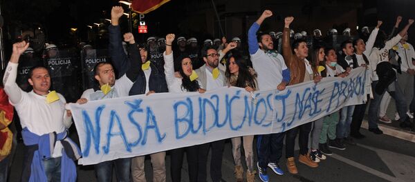 Građani Crne Gore ispred policijskog kordona u Podgorici 24.10.2015. godine - Sputnik Srbija