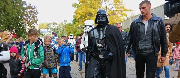 Лидер Интернет партије Украјине Дарт Вејдер (други с десна) током избора за локалне власти у Одеси. - Sputnik Србија