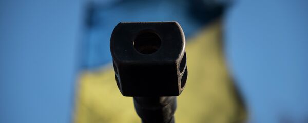 Украјинска застава иза тенковске цеви - Sputnik Србија