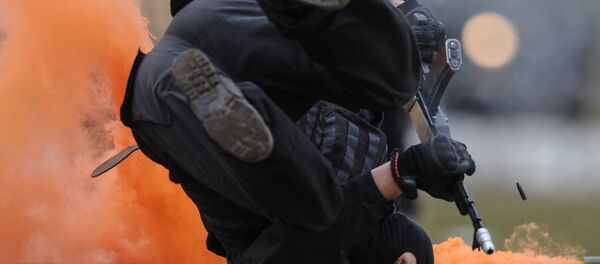 Demonstration of equipment and training at Interpolitex 2012 exhibition - Sputnik Srbija