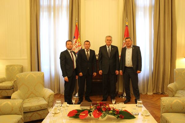 Председник Србије Томислав Николић са депутатом Тјуменске думе Сергејом Козловом, бизнисменом Сергејом Дубинским и представником Тјуменског универзитета Сергејом Симаковим. Председник Србије Томислав Николић са депутатом Тјуменске думе Сергејом Козловом, бизнисменом Сергејом Дубинским и представником Тјуменског универзитета Сергејом Симаковим. - Sputnik Србија