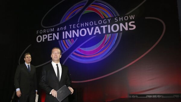 Ruski premijer Dmitrij Medvedev i premijer Srbije Aleksandar Vučić na forumu Otvorenih inovacija u Moskvi - Sputnik Srbija