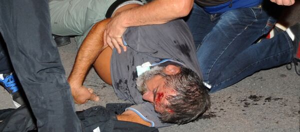 Crnogorski građanin leži na zemlji posle sukoba sa policajcima u Podgorici 18. oktobra, 2015. - Sputnik Srbija