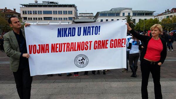 Активисти Покрета Слобода Народу са транспарентом - Sputnik Србија