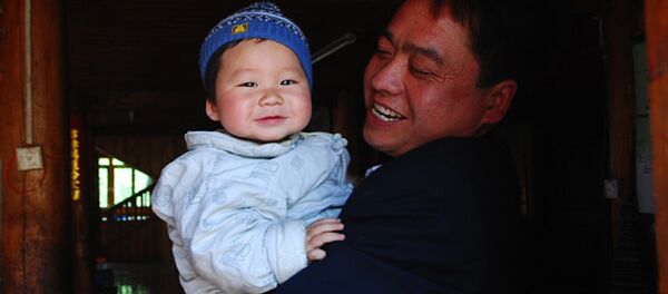 Отац са својим дететом - Sputnik Србија