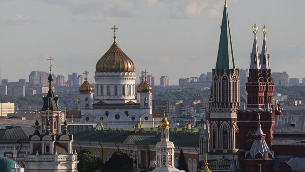 Snimak iz vazduha pokazuje kule Državne Istorijskog muzeja (R), Kremlj (2 R) i Hram Hrista Spasitelja u Moskvi (C) u centralnoj Moskvi, Rusija, 9. juna, 2015. - Sputnik Srbija