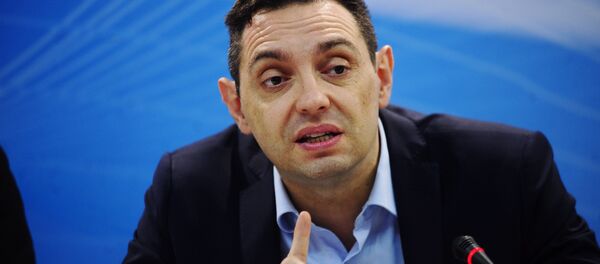 Ministar za rad, zapošljavanje, boračka i socijalna pitanja Aleksandar Vulin na Sajmu knjiga u Beogradu - Sputnik Srbija