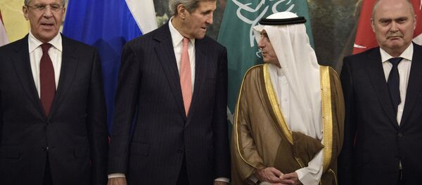 С лева стоје, руски министар иностраних послова Сергеј Лавров, државни секретар САД Џон Кери, министар иностраних послова Саудијска Адел ел-Џубеир и турски министар иностраних послова Феридун Синирлиоглу - Sputnik Србија