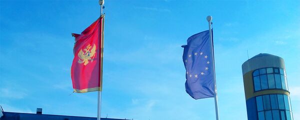 Zastave Crne Gore i EU Zastave Crne Gore i EU - Sputnik Srbija