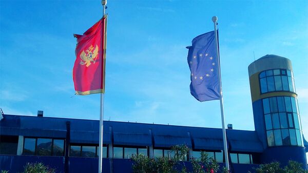 Zastave Crne Gore i EU - Sputnik Srbija