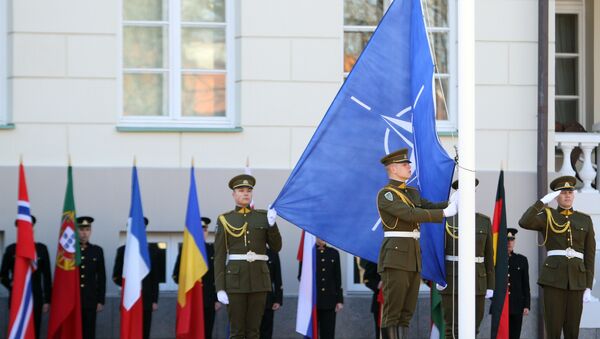 Litvanski vojnici podižu  NATO zastavu - Sputnik Srbija