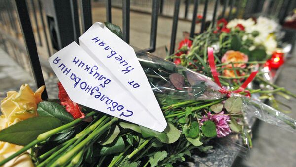 Грађани Кијева оставили цвеће и свеће испред руске амбасаде у Кијеву. - Sputnik Србија