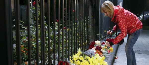 Жена ставља свеће за жртве руског авиопревозника који је пао у Египту, испред руске амбасаде у Кијеву, Украјина 31. октобра, 2015 Жена ставља свеће за жртве руског авиопревозника који је пао у Египту, испред руске амбасаде у Кијеву, Украјина 31. октобра, 2015 - Sputnik Србија
