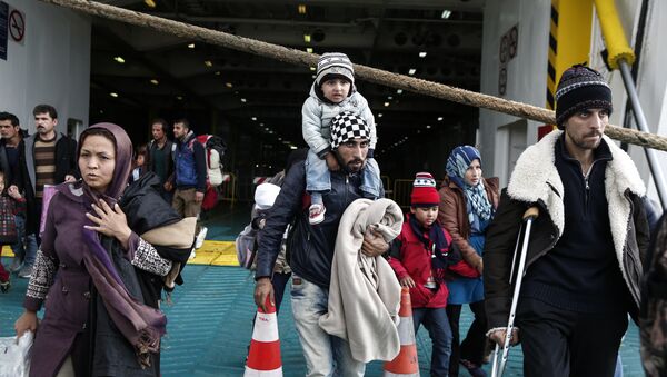 Избеглице из Сирије у атинској луци Пиреј 1. новембра 2015. - Sputnik Србија