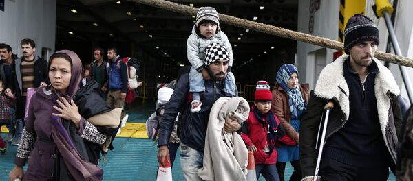 Избеглице из Сирије у атинској луци Пиреј 1. новембра 2015. Избеглице из Сирије у атинској луци Пиреј 1. новембра 2015. - Sputnik Србија