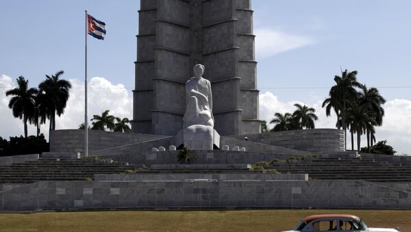 A car drives past the memorial monument of Cuban Independence hero Jose Marti in Havana's Revolution Square - Sputnik Srbija