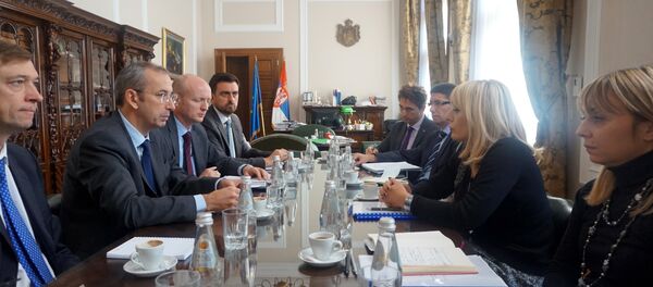 Министарка задужена за европске интеграције у Влади Србије Јадранка Јоксимовић (2Д) састала се данас са шефом Делегације ЕУ у Србији, амбасадором Мајклом Девенпортом (2Л) - Sputnik Србија