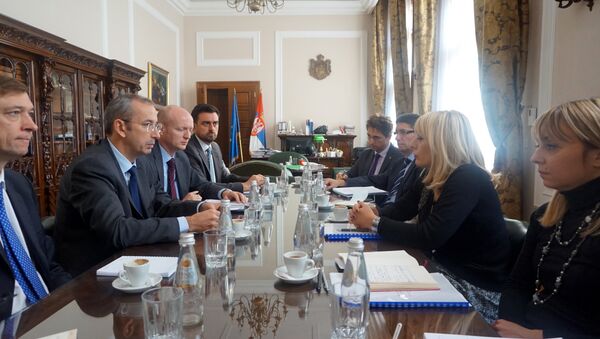 Ministarka zadužena za evropske integracije u Vladi Srbije Jadranka Joksimović (2D) sastala se danas sa šefom Delegacije EU u Srbiji, ambasadorom Majklom Devenportom (2L) - Sputnik Srbija