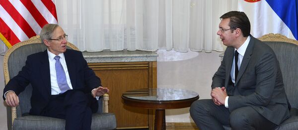 Ambasador SAD u Srbiji Majkl Kirbi i premijer Srbije Aleksandar Vučić - Sputnik Srbija