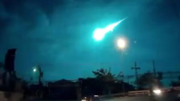 Thailand: Meteor or aliens? Huge fireball lights up sky over Bangkok - Sputnik Србија