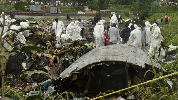 Ostaci teretnog aviona koji se srušio nakon polijetanja u blizini Juba aerodromu u Južnom Sudanu - Sputnik Srbija