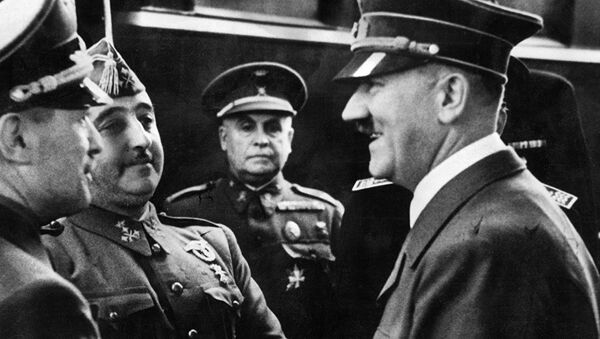 Adolf Hitler se rukuje sa španskim generalom Frančeskom Frankom - Sputnik Srbija