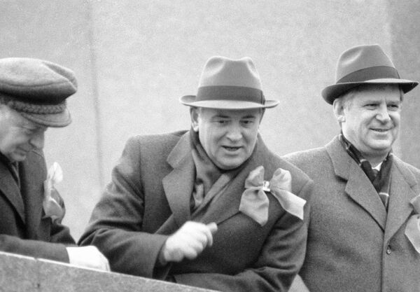 Генерални секретар Совјетског Савеза Михаил Горбачов на трибини Лењиновог музолеја Генерални секретар Совјетског Савеза Михаил Горбачов на трибини Лењиновог музолеја - Sputnik Србија