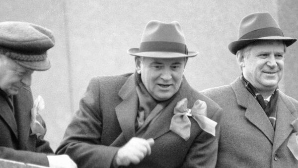 Генерални секретар Совјетског Савеза Михаил Горбачов на трибини Лењиновог музолеја - Sputnik Србија