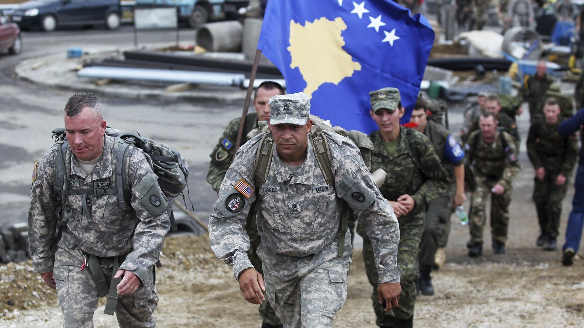 Два америчка војника марширају припадника испред Косовских безбедносних снага (КБС) који носе  заставу самопроглашеног Косова  - Sputnik Србија, 1920, 07.06.2021