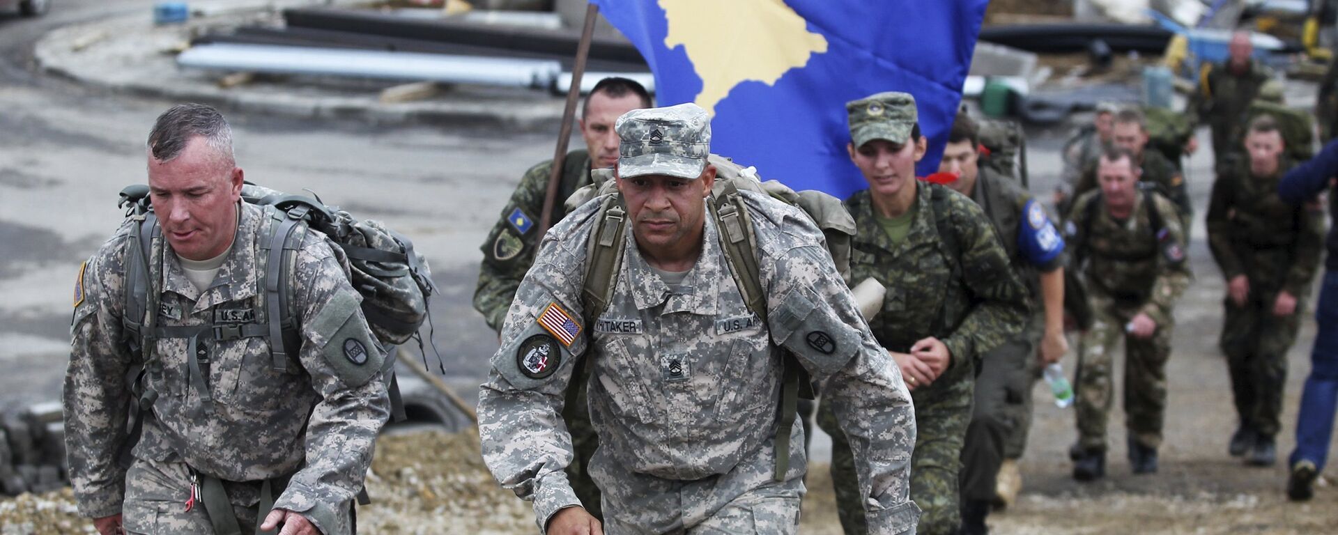 Два америчка војника марширају припадника испред Косовских безбедносних снага (КБС) који носе  заставу самопроглашеног Косова  - Sputnik Србија, 1920, 02.01.2021