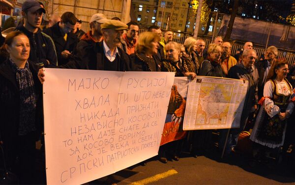 Заветници испред Руске амбасаде са поруком Русији - Sputnik Србија
