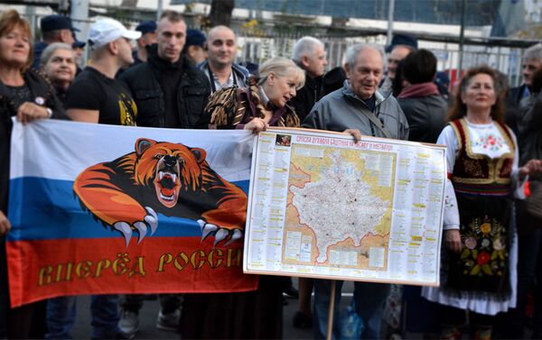 Građani ispred ruske ambasade sa porukama zahvalnosti Rusiji - Sputnik Srbija