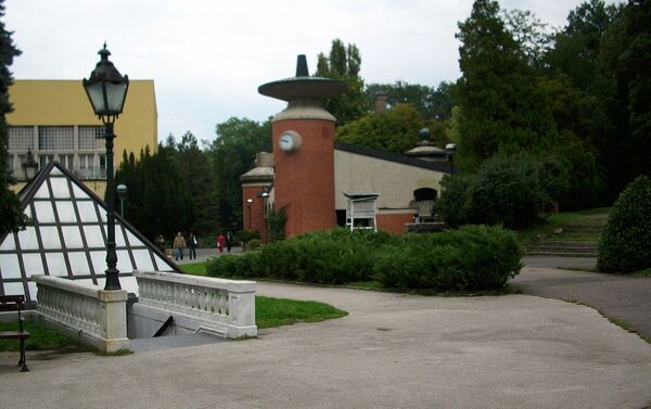 Део Купатила (жута зграда), римски бунар и извор Топла вода у Врњачкој бањи - Sputnik Србија