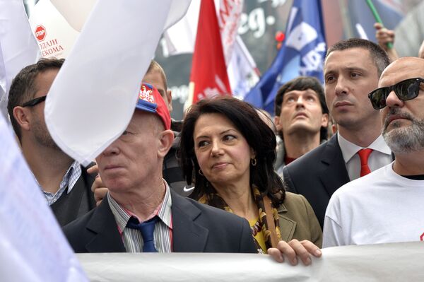 Predsednica Demokratske stranke Srbije Sanda Rašković Ivić (S) i  član Dveri Boško Obradović (D) na protestu protiv prodaje Telekoma - Sputnik Srbija