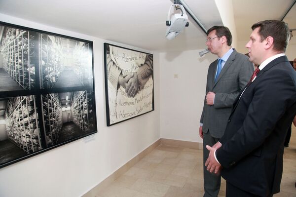 Градоначелник Сребренице Ћамил Дураковић (д) и српски премијер Александар Вучић (С) приликом обиласка музеја у Меморијалном центру Поточари - Sputnik Србија