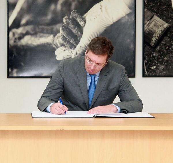 Српски премијер Александар Вучић  је уписао се у књигу жалости у Меморијалном центру Поточари - Sputnik Србија